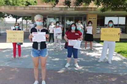 Momento de la protesta en el centro Sant Joan de Déu de Almacelles.