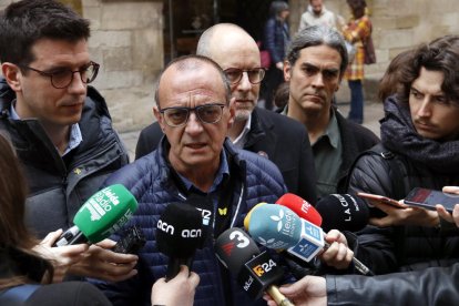 El alcalde de Lleida, Miquel Pueyo, con los medios de comunicación este martes en la plaza Paeria.