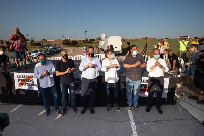 Romeva, Forn, Cuixart i Junqueras, acompanyats de Rull i Turull, abans d’ingressar ahir a Lledoners.