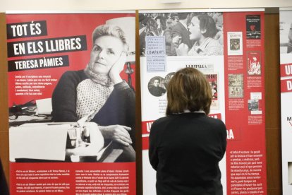 Dos de los paneles expuestos en el vestíbulo de CCOO Lleida que se podrán ver hasta el miércoles.