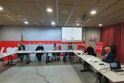 Un momento de la mesa redonda que organizó el PSC.