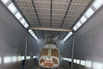 El interior del taller de pintura de helicóperos.