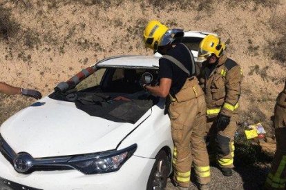 Els Bombers van rescatar el conductor, que va resultar ferit lleu.