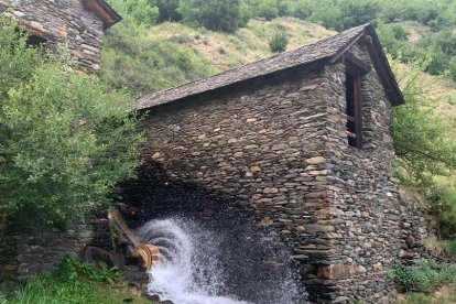 La roda de la serradora d’Àreu, ja en funcionament.