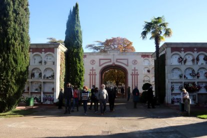 Milers de persones visiten el cementiri de Lleida per recordar els seus difunts