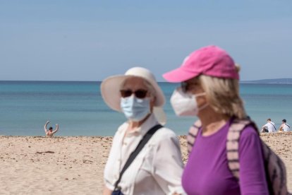 Baleares interpreta que la mascarilla no es obligada en la playa para los convivientes