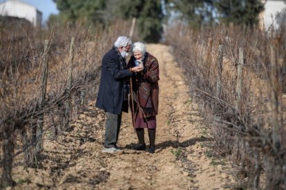 Antonio y Mercedes, muy mayores, usarán la mascarilla.