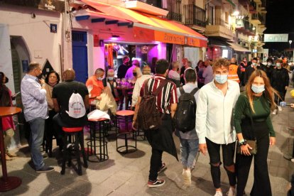 Ensayo en Sitges para recuperar el ocio nocturno, un sector aún cerrado por la Covid.