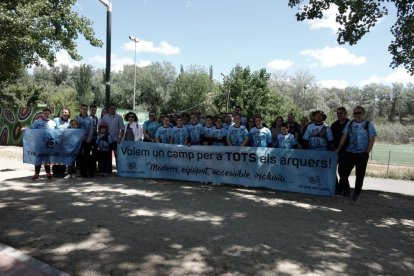 Arqueros y directivos del Club Tir amb Arc Lleida, junto con la pancarta que exhibieron para reclamar un lugar donde entrenar.