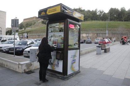 Una de les cabines de venda de cupons a la plaça Josep Prenafeta, a Lleida.