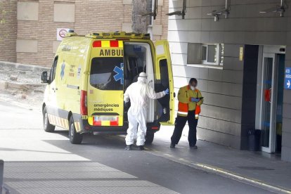 Una ambulancia dejando a un enfermo ayer en el Arnau.