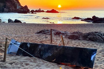 Tiran al suelo el misterioso monolito que apareció en una playa de la Costa Brava 