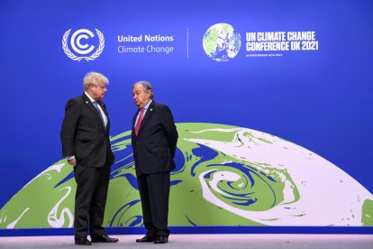 El primer ministro Boris Johnson i António Guterres, secretario general de las Naciones Unidas en la COP26 - 26.ª Conferencia de las Naciones Unidas sobre el Cambio Climático, Glasgow