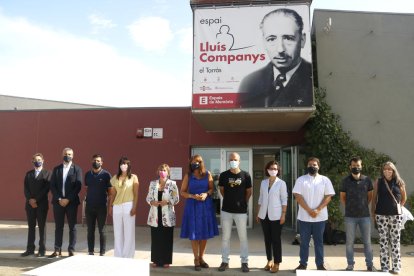 Els membres de la mesa del Parlament al davant de l'Espai Companys del Tarròs.