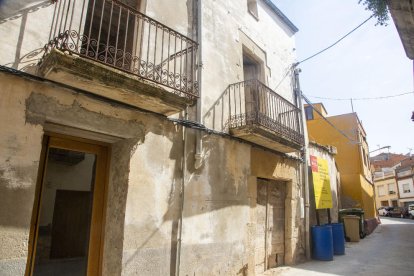 Vista de la fachada de Cal Vallverdú. 