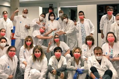 Foto de familia de personal del CAP Onze de Setembre, que insta a los pacientes a que llamen antes que acudir al centro.