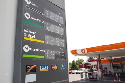 Panel de precios de los combustibles en una gasolinera.