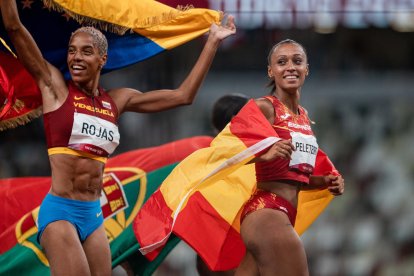 Ana Peleteiro festeja el bronce junto a la venezolana Yulimar Rojas, su compañera de entrenamientos y que fue la gran dominadora del triple salto.