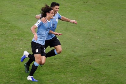 Luis Suárez y Edinson Cavani celebran el tanto con el que Uruguay lograba el liderato de grupo.