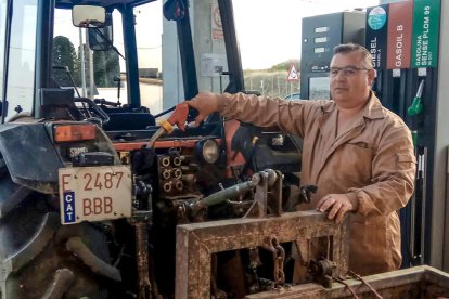 Josep Lluís Escuer, en una imagen de archivo, reposta el tractor.