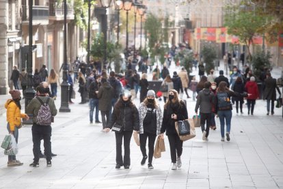 Una zona comercial de Barcelona llena de gente los días previos a Nochebuena.