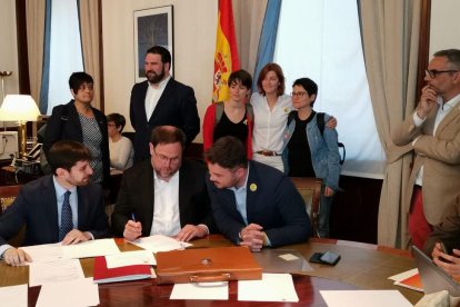 Junqueras cumple el trámite de su acta acompañado de Rufián.