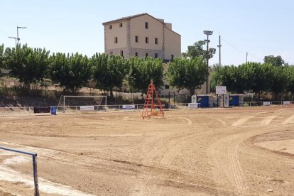 Torres de Segre té encara un dels escassos camps de terra.