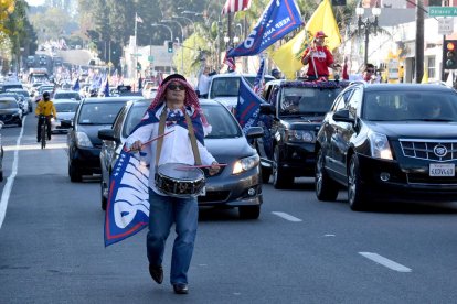 Marxa de partidaris de Donald Trump a Pasadena el passat 1 de gener, sense mesures de seguretat.