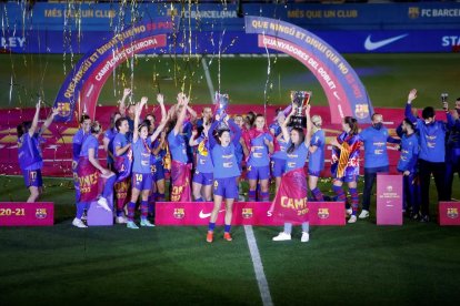 El Barça femení celebra el doblet - L’equip que dirigeix el lleidatà Lluís Cortés va celebrar ahir a la nit el doblet de Lliga de Campions i Lliga amb una golejada (8-0) a l’Athletic, davant del qual va aconseguir la victòria número 27 e ...