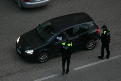 Imatge d’un control de la Policia Local de Tremp dilluns a última hora de la tarda.