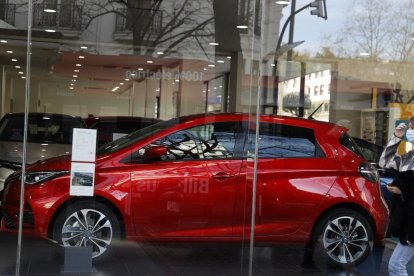 Un coche eléctrico en un expositor de un concesionario