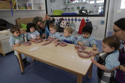 Els nens i les nenes de l’Escola Bressol Municipal d’Alcarràs van preparar ahir el tradicional Mandongo al costat d’una integrant de l’associació local de mestresses de casa.