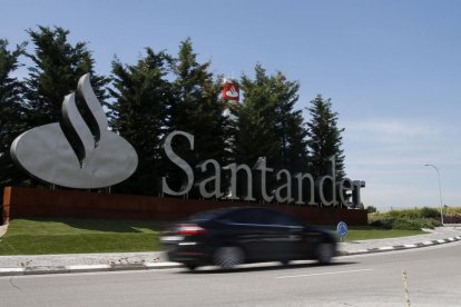 Entrada de la ciudad financiera del Banco Santander en Madrid.