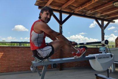 Xavi Miralles, piragüista de la selección española de descenso, con un invento propio en su piscina. Rafa Herrera ha optado por adquirir un Kayak Ergómetro.