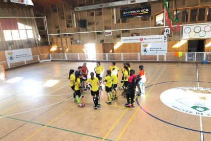 Jordi Capdevila, Isidre Brufau y las jugadoras del Vila-sana ayer en el pabellón de Bellver.