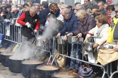 Vecinos y voluntarios se reunieron ayer a primera hora de la mañana en los silos de Artesa de Segre para elaborar el tradicional ‘mondongo’, para el que se mataron 4 cerdos.