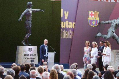 Jordi Cruyff habla en la inauguración de la escultura de su padre.