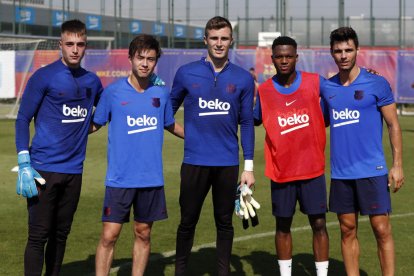 Ansu, con el peto rojo, junto a los jóvenes que se ejercitaron ayer con el primer equipo.