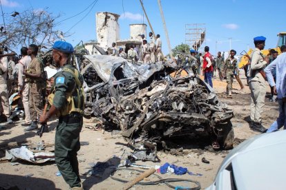 Militares somalíes patrullan en el lugar del atentado, ayer, en Mogadiscio.