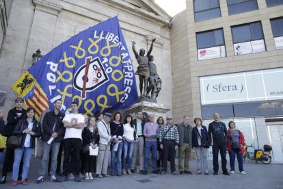 Miembros y simpatizantes de la ANC y Òmnium, ayer concentrados.