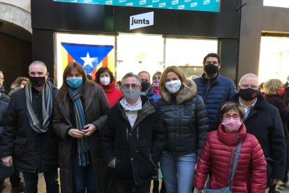 Borràs, ayer con Ramon Tremosa y miembros de Junts en Lleida. 