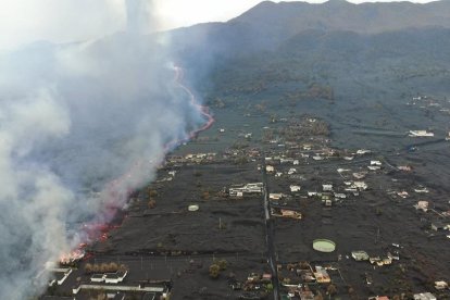 La lava del volcán de La Palma sepulta el cementerio de Las Manchas.