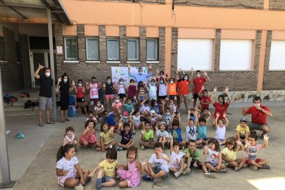 Los niños y niñas que participan esta semana en los talleres con Solsona, Pueyo y los monitores. 