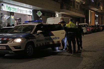 Uno de los arrestados ayer por la tarde en la avenida Sant Ruf. 