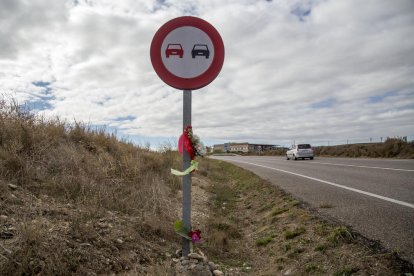 Una ofrena floral situada després de l’encreuament de Corbins, a la carretera C-12.