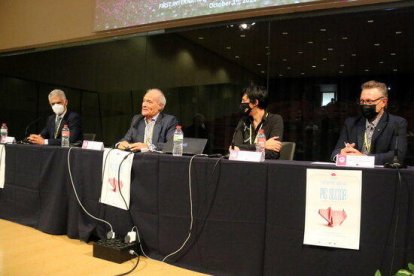 El coordinador del projecte VACDIVA, José Manuel Sánchez-Vizcaíno, amb responsables d'Acció Climàtica, del Ministeri d'Agricultura i JARC, durant una jornada a Lleida sobre la vacuna contra la PPA.