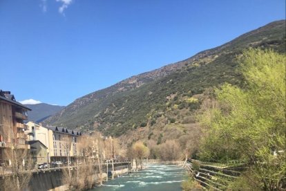 Imagen del río Noguera Pallaresa a su paso por Sort ayer, sin ninguna barca. 