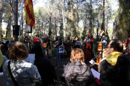 Músics per la Independència, d’Igualada, van actuar ahir al costat de la presó en què hi ha Forcadell.