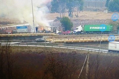 El incendio de un camión corta un acceso de la AP-2 en Soses