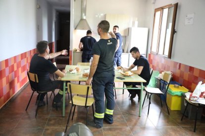 Bomberos de Seròs haciendo guardia ayer en el albergue municipal porque el parque está cerrado.